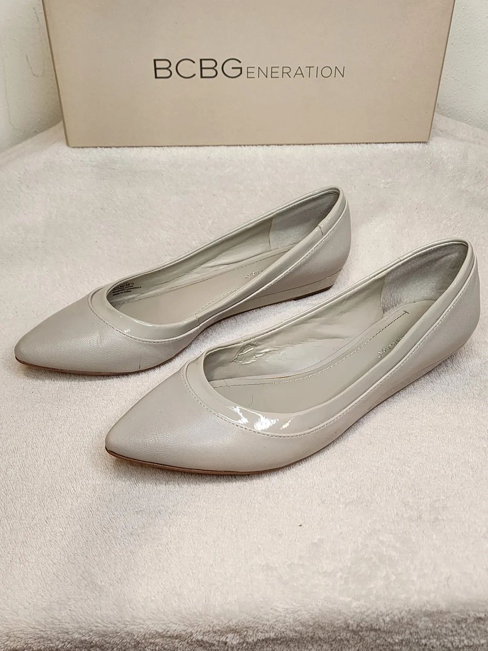 BCBGeneration Womens Pointed Toe Flats in Cashmere